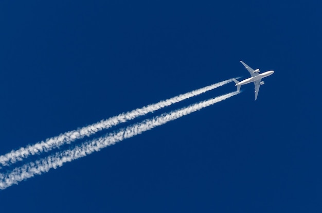 Flugzeug große vier Triebwerke Luftfahrtflughafen Kondensstreifenwolken.