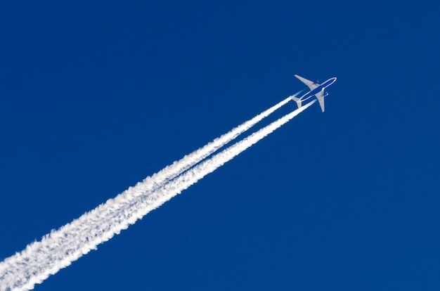 Flugzeug große zwei Triebwerke Luftfahrtflughafen Kondensstreifenwolken.