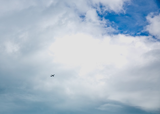 Flugzeug hohe Geschwindigkeit auf den Wolken Himmel.