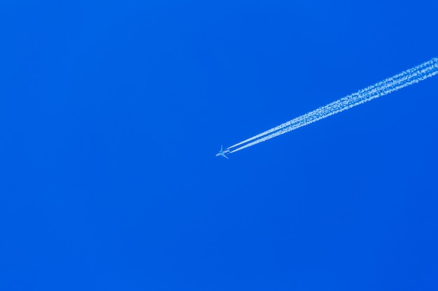 Flugzeug im blauen Himmel hoch un in der Atmosphäre Freiraum für Textsommerferien