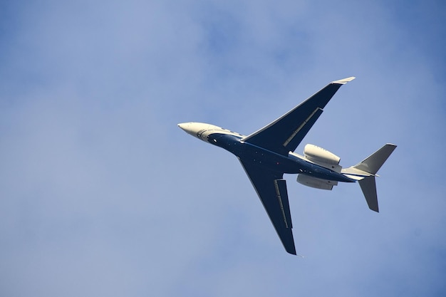 Flugzeug im blauen Himmel zum Urlaubsziel