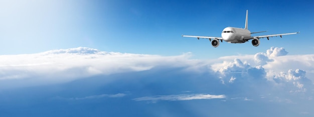 Flugzeug im blauen Himmel