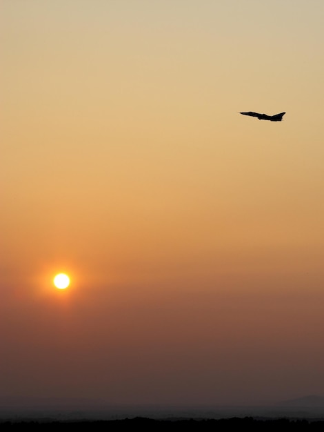 Flugzeug im Himmel bei Sonnenaufgang