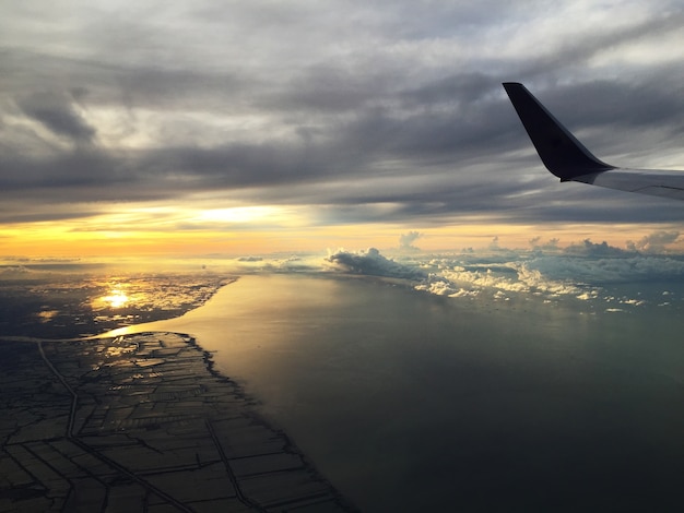 Flugzeug im Himmel bei Sonnenuntergang.