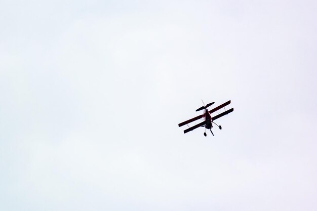 Foto flugzeug im himmel fliegen