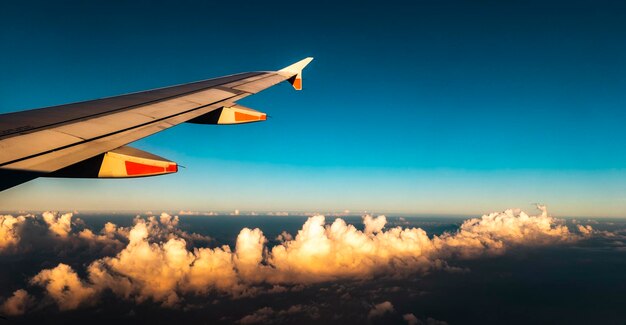 Foto flugzeug im himmel fliegen