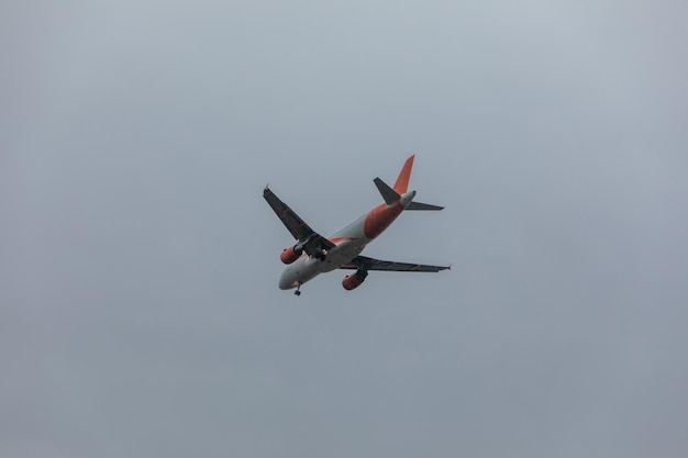Flugzeug im Himmel Landung bewölktem Wetter