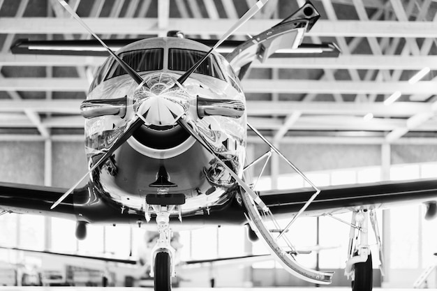 Foto flugzeug im schuppen