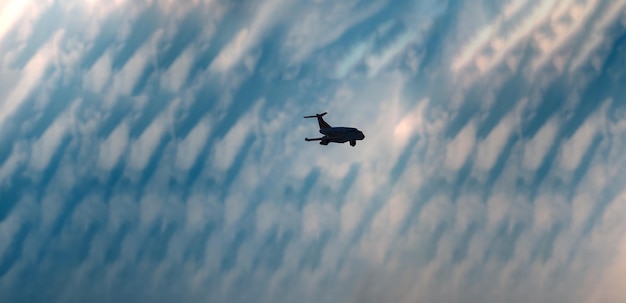 Flugzeug im Wolkenbild im Freien schießen hd