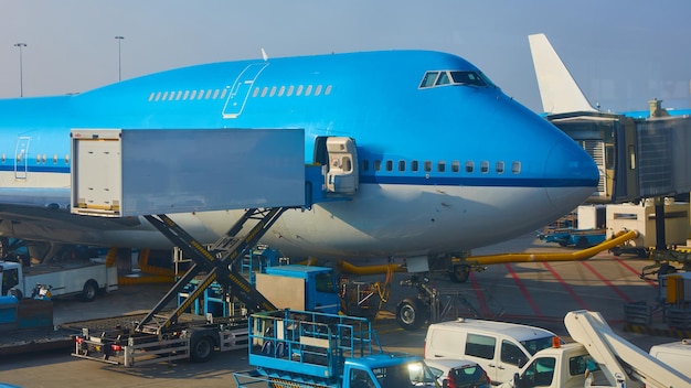 Flugzeug in der Nähe des Terminals in einem Flughafencockpit