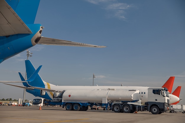 Flugzeug in Flughafenbetankung vor dem Flug mit blauem Himmel im Hintergrund. Flugzeug, Transportkonzept