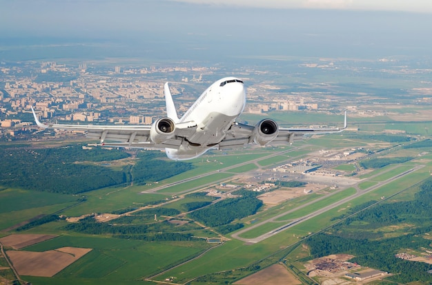 Flugzeug ist Aufstieg Flugniveau hohe Sicht in die Luft, der Flughafen der Landebahn, Stadt, Felder, Wälder und Straßen.