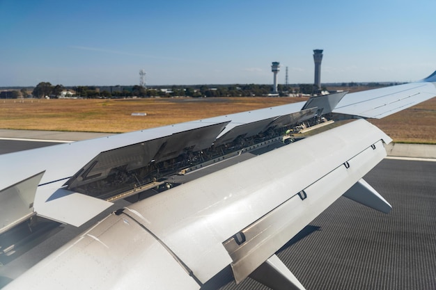 Flugzeug landet auf einer Start- und Landebahn in Australien