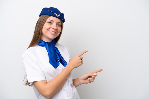 Flugzeug litauische Stewardess isoliert auf weißem Hintergrund, die mit dem Finger zur Seite zeigt und ein Produkt präsentiert