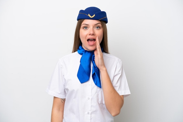 Flugzeug litauische Stewardess isoliert auf weißem Hintergrund mit überraschtem und schockiertem Gesichtsausdruck