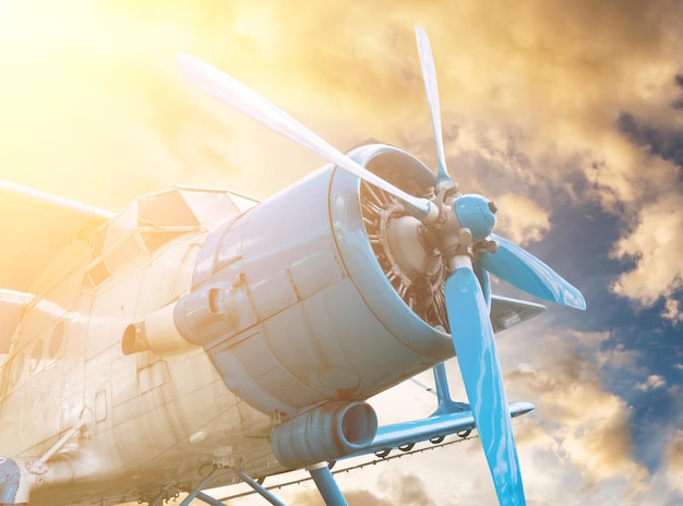 Flugzeug mit Propeller auf Sonnenuntergang Himmelshintergrund