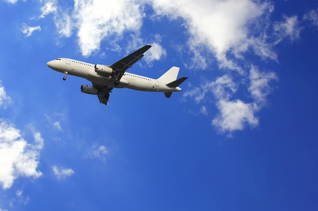 Flugzeug mit schönen Himmel