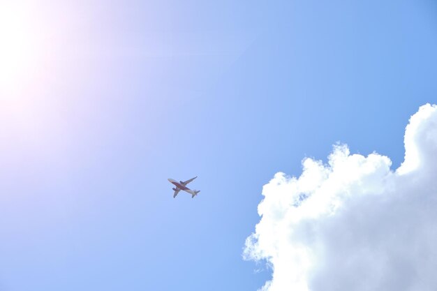 Flugzeug nimmt blauen Himmel und weiße Wolken im Hintergrund auf