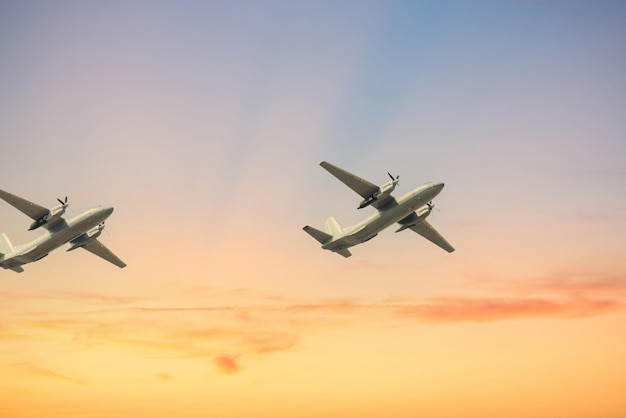 Flugzeug-Propeller-Jet am blauen Himmel