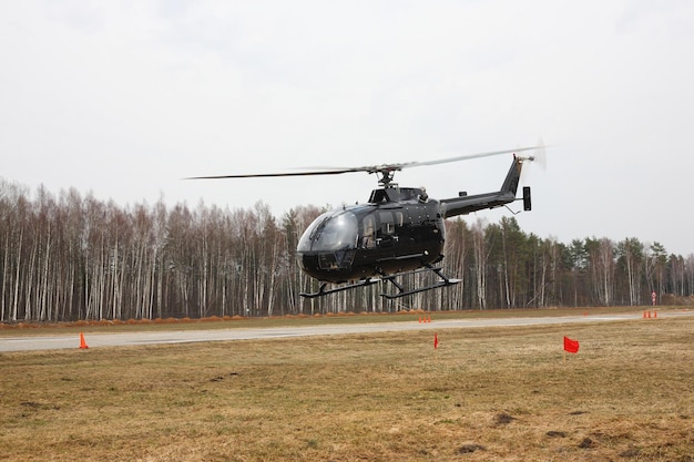 Flugzeug Schwarzer Hubschrauber fliegt in geringer Höhe