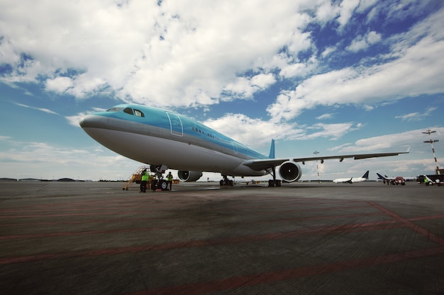 Flugzeug steht auf dem flugplatz