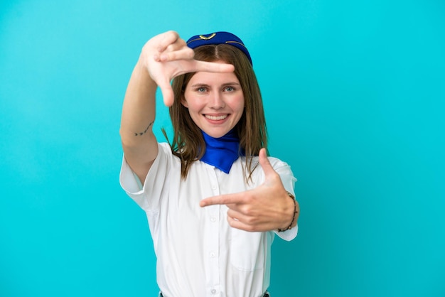 Flugzeug Stewardess Engländerin isoliert auf blauem Hintergrund Fokussierung Gesicht. Rahmensymbol