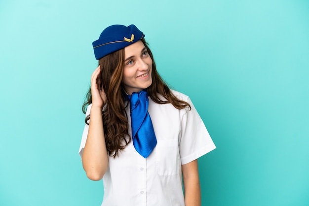 Flugzeug-Stewardess-Frau auf blauem Hintergrund isoliert, die eine Idee denkt