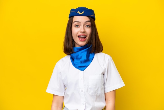 Flugzeug Stewardess ukrainische Frau isoliert auf gelbem Hintergrund mit überraschendem Gesichtsausdruck