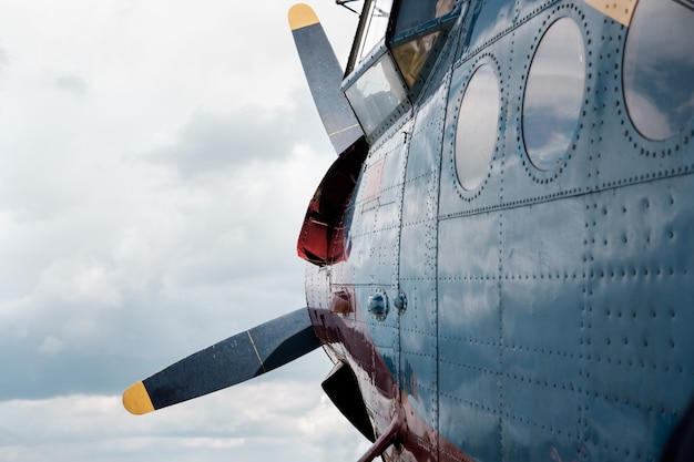 Flugzeug vor dem Flug im Sturm