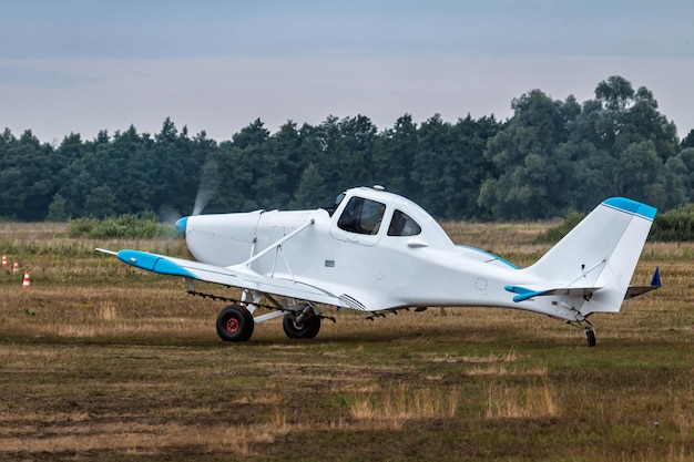 Flugzeug zur Bearbeitung landwirtschaftlicher Felder bereitet sich auf den Start vor