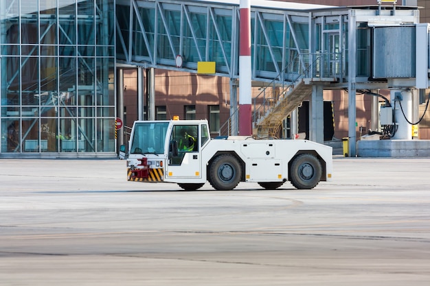 Flugzeugabschleppwagen in der Nähe der Fluggastbrücke