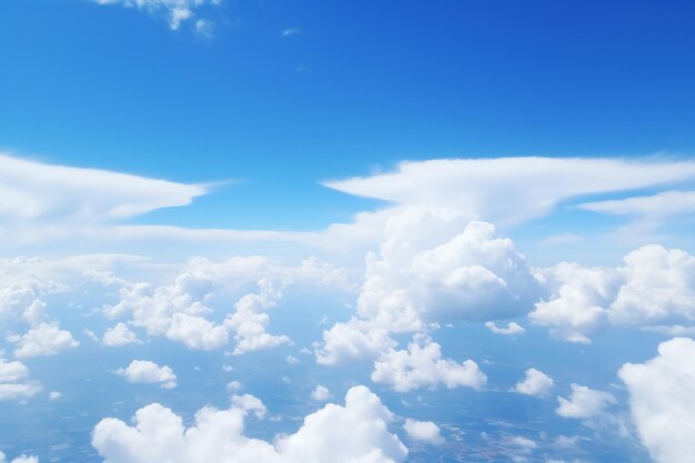 Flugzeugansicht von unten am Himmel mit Wolken