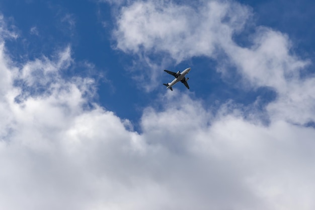 Flugzeuge am Himmel, die durch Wolken fliegen