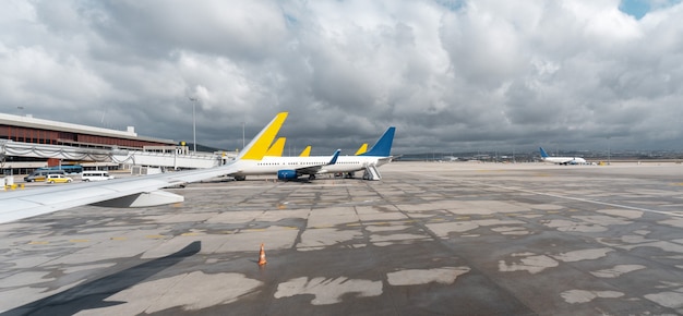 Flugzeuge auf einem leeren Flughafen ohne Menschen