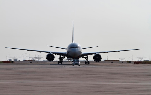 Flugzeuge des internationalen Flughafens von Italien in Venedig bereit zum Abheben auf dem Ausreißer