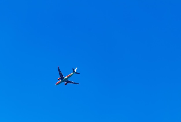 Flugzeuge fliegen im blauen bewölkten Himmel über dem Meer