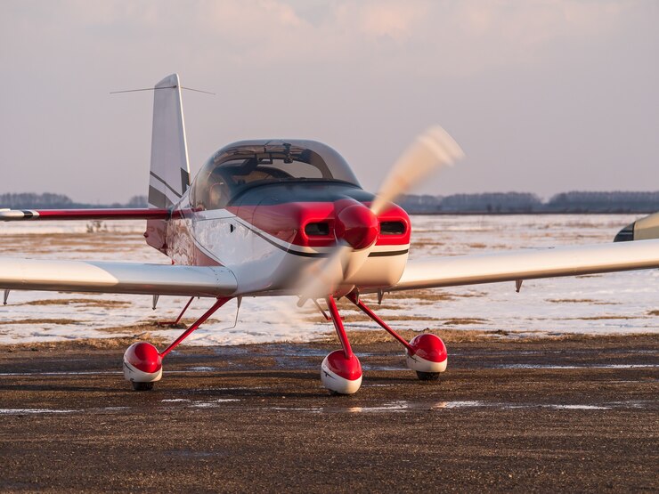 Flugzeuge geparkt auf einem kleinen Flughafen. Leichtflugzeug auf einem privaten Flugplatz