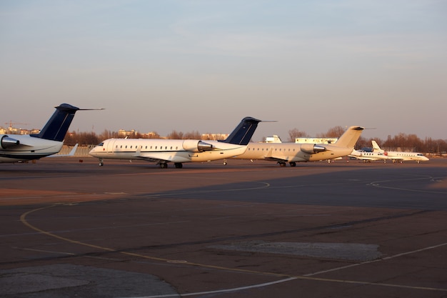 Flugzeuge geparkt