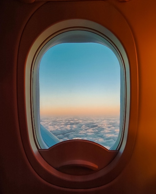 Flugzeugfenster im Morgengrauen