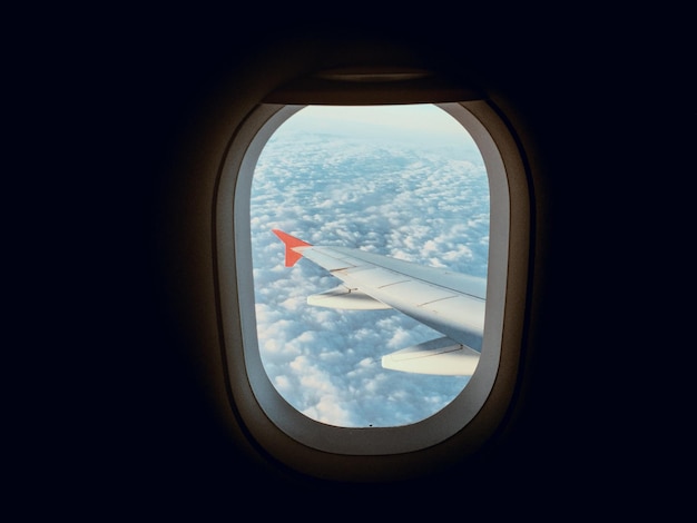 Flugzeugflügel durch das Fenster gesehen