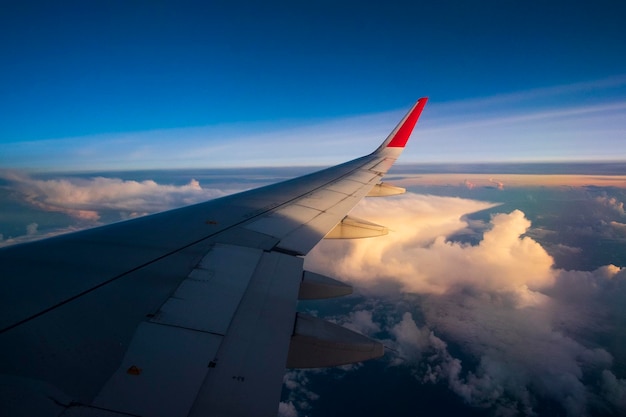 Flugzeugflügel gegen bewölkten Himmel