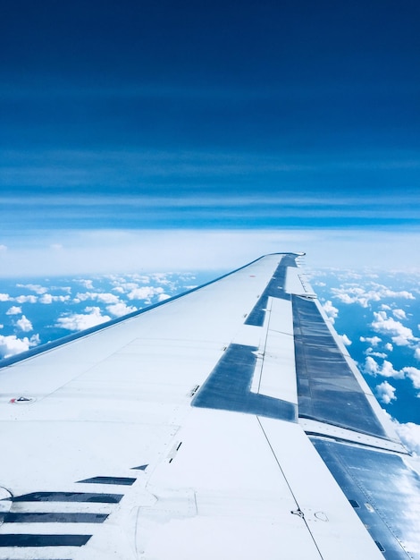 Flugzeugflügel gegen bewölkten Himmel