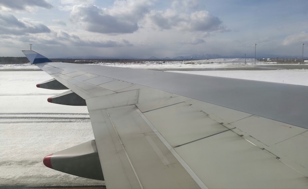 Flugzeugflügel mit Schneeansicht