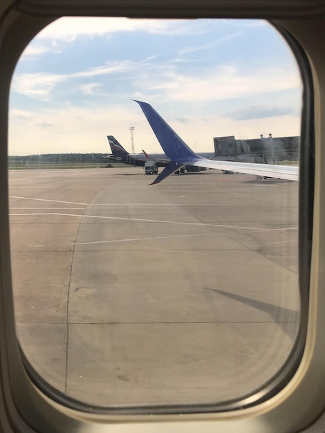Flugzeugflügel mit schönem Himmel aus dem Flugzeugfenster