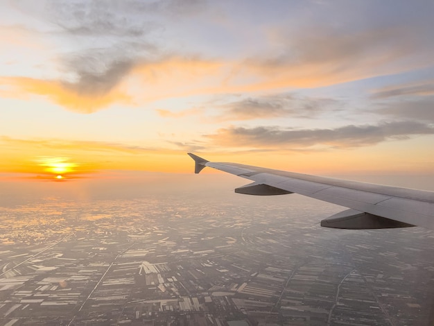 Flugzeugflügel mit Sonnenlicht