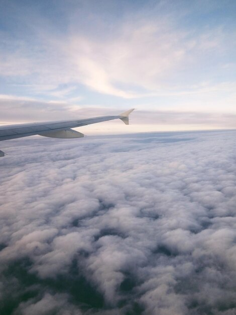 Foto flugzeugflügel über dem meer gegen den himmel.