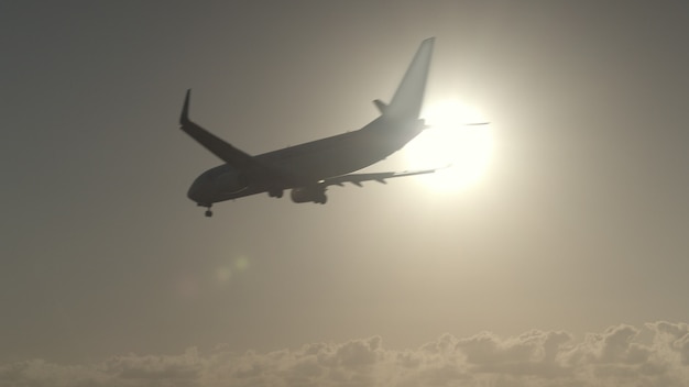 Flugzeugflug gegen das Sonnenlicht