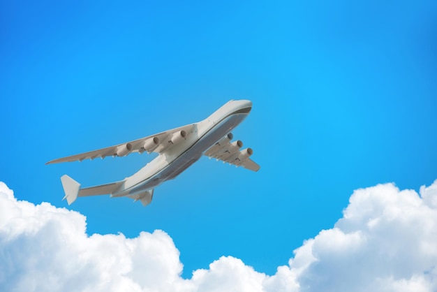 Flugzeugflugjet am blauen Himmel