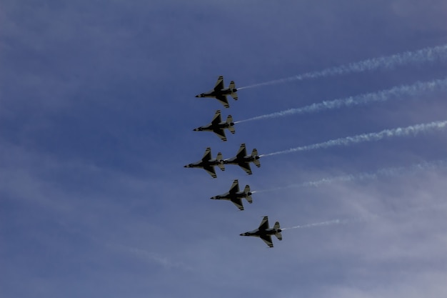 Flugzeughimmel zeigen Flugschau Geschwindigkeit Wolken Flugzeug fliegen Flug Militär