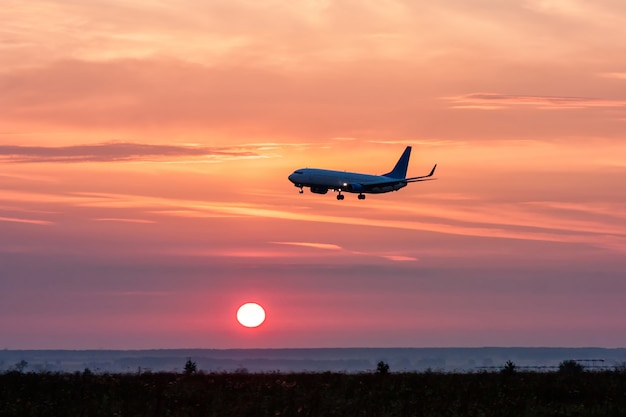 Flugzeuglandung bei Sonnenaufgang